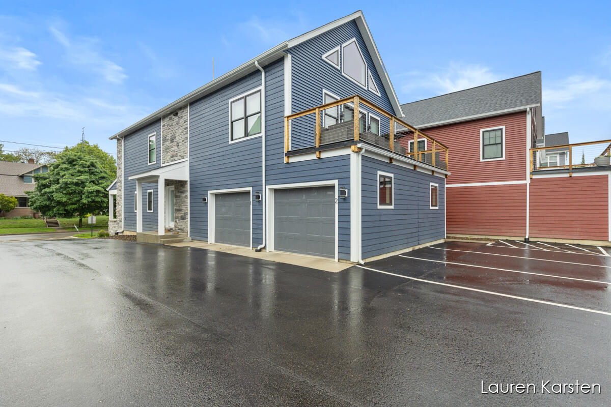 633 Fairview Avenue NE, 2