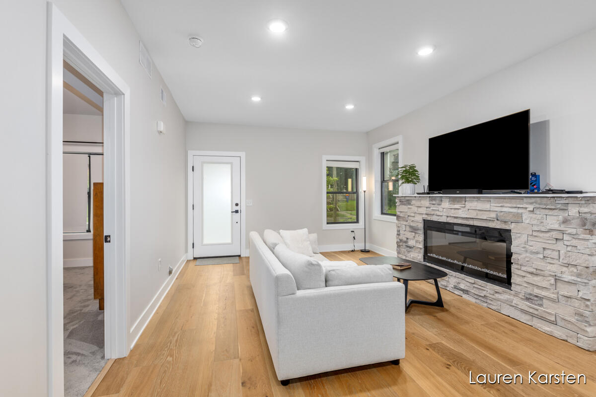633 Fairview Avenue NE, 2
