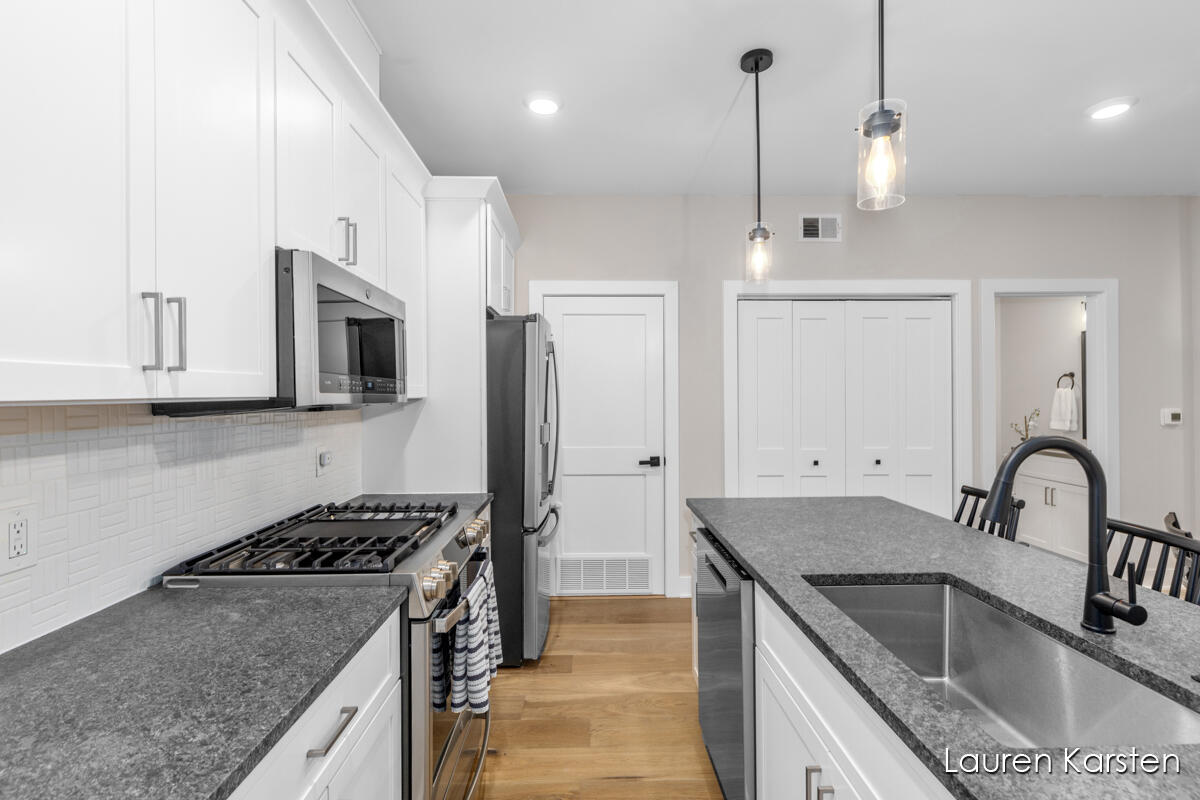633 Fairview Avenue NE, 2