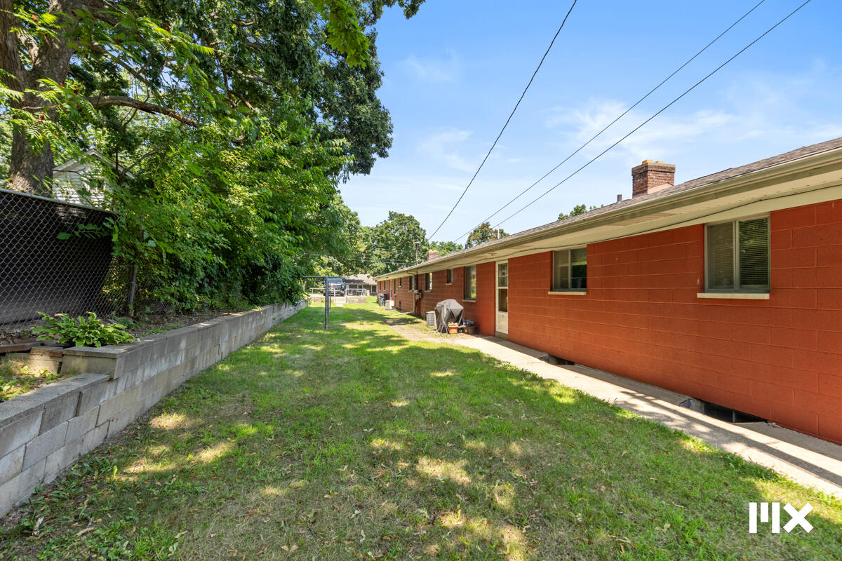 2826 S Burdick Street