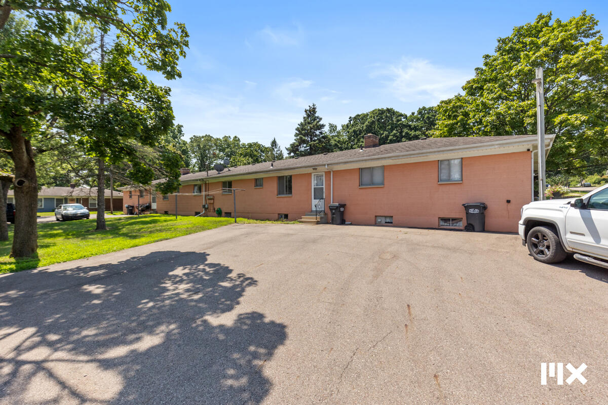 2826 S Burdick Street