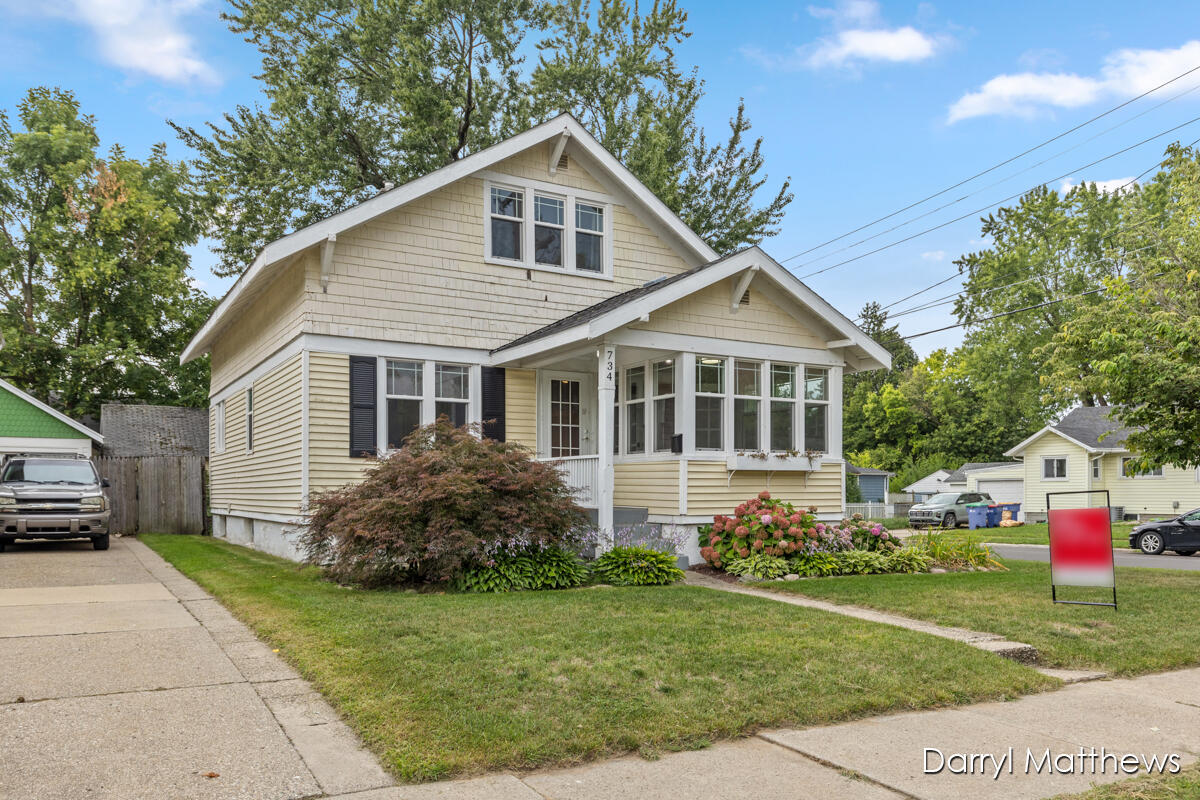 734 Graceland Street NE