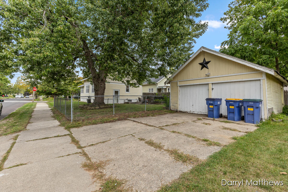 734 Graceland Street NE