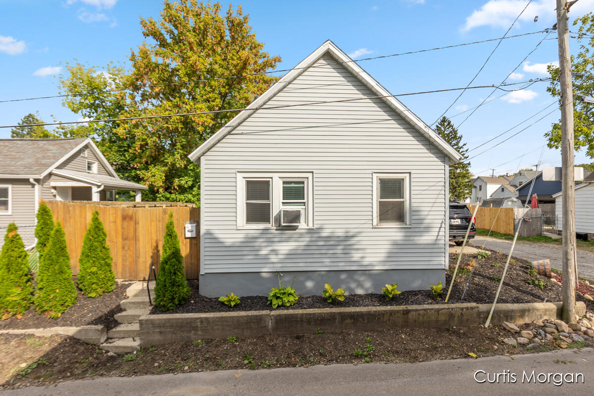 210 Mardell Place SW