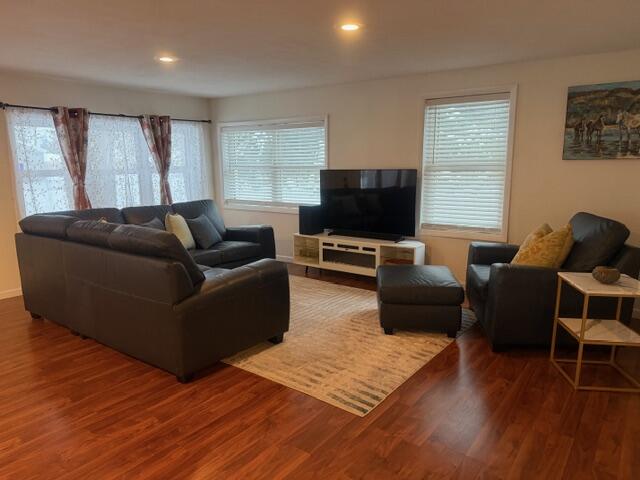 2053 W Parklane