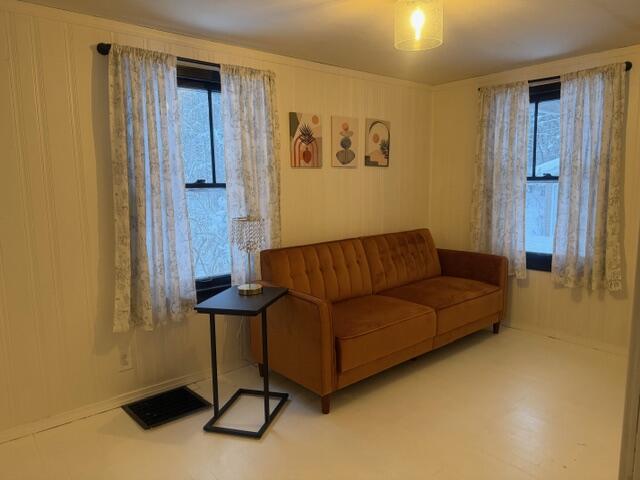 2053 W Parklane