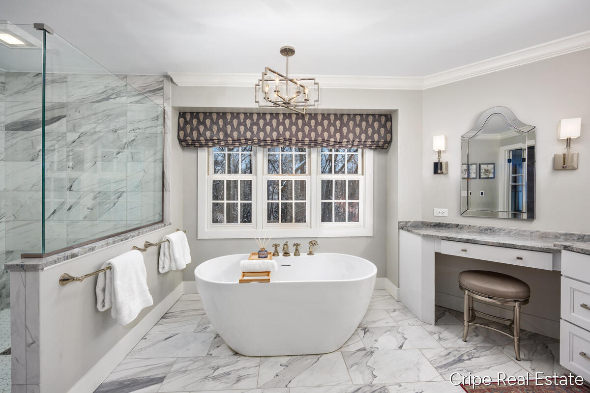 1620 Foothills Trail NE