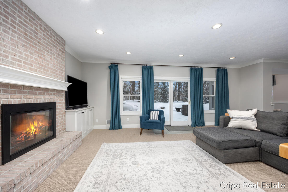 1620 Foothills Trail NE