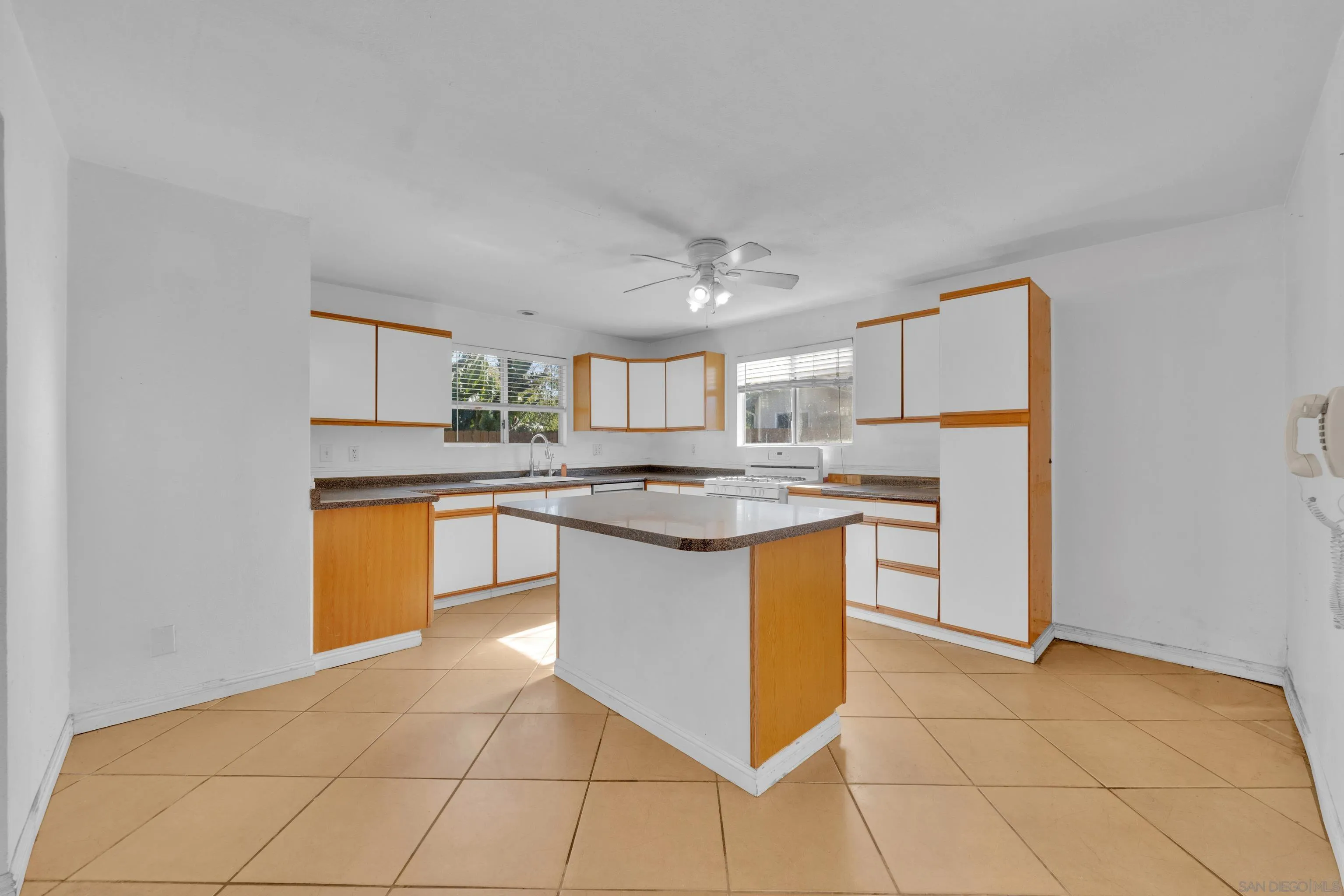 805 Avenida Taxco