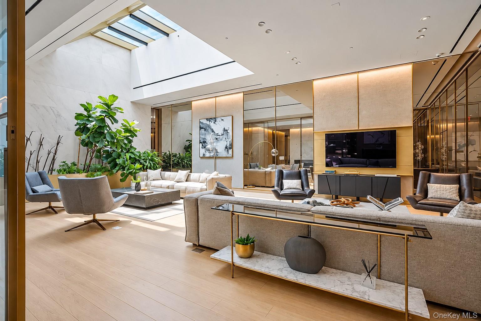 500 W 45th Street Unit: 209