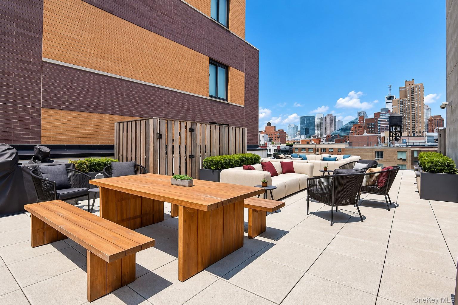 500 W 45th Street Unit: 209