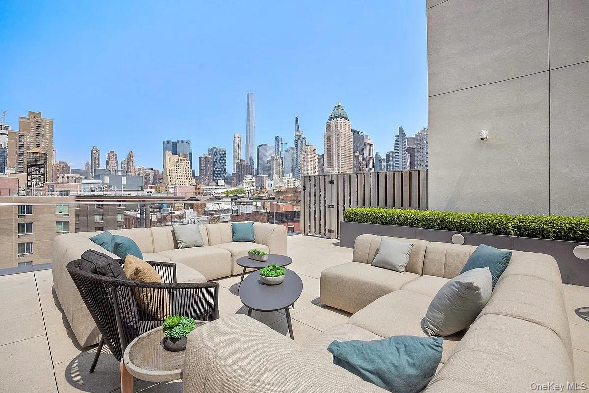 500 W 45th Street Unit: 307