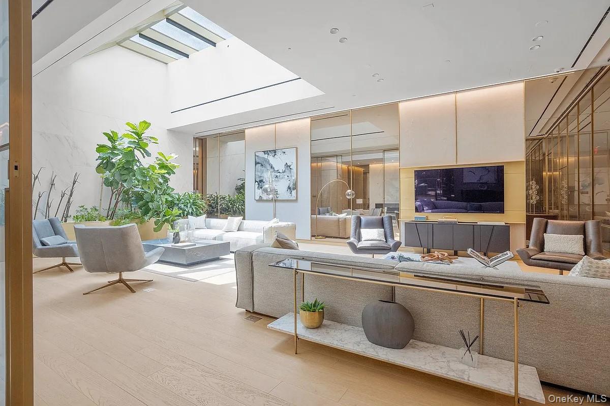 500 W 45th Street Unit: 307