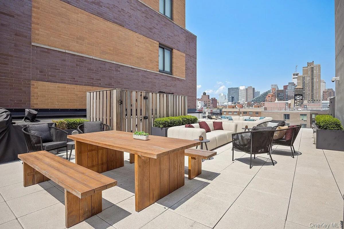 500 W 45th Street Unit: 307