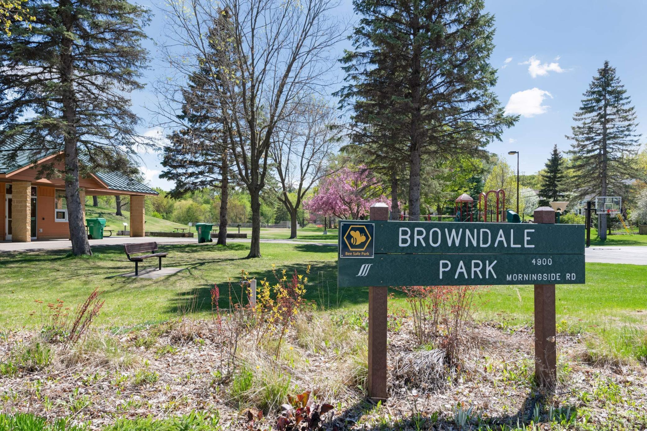 4386 Wooddale Avenue