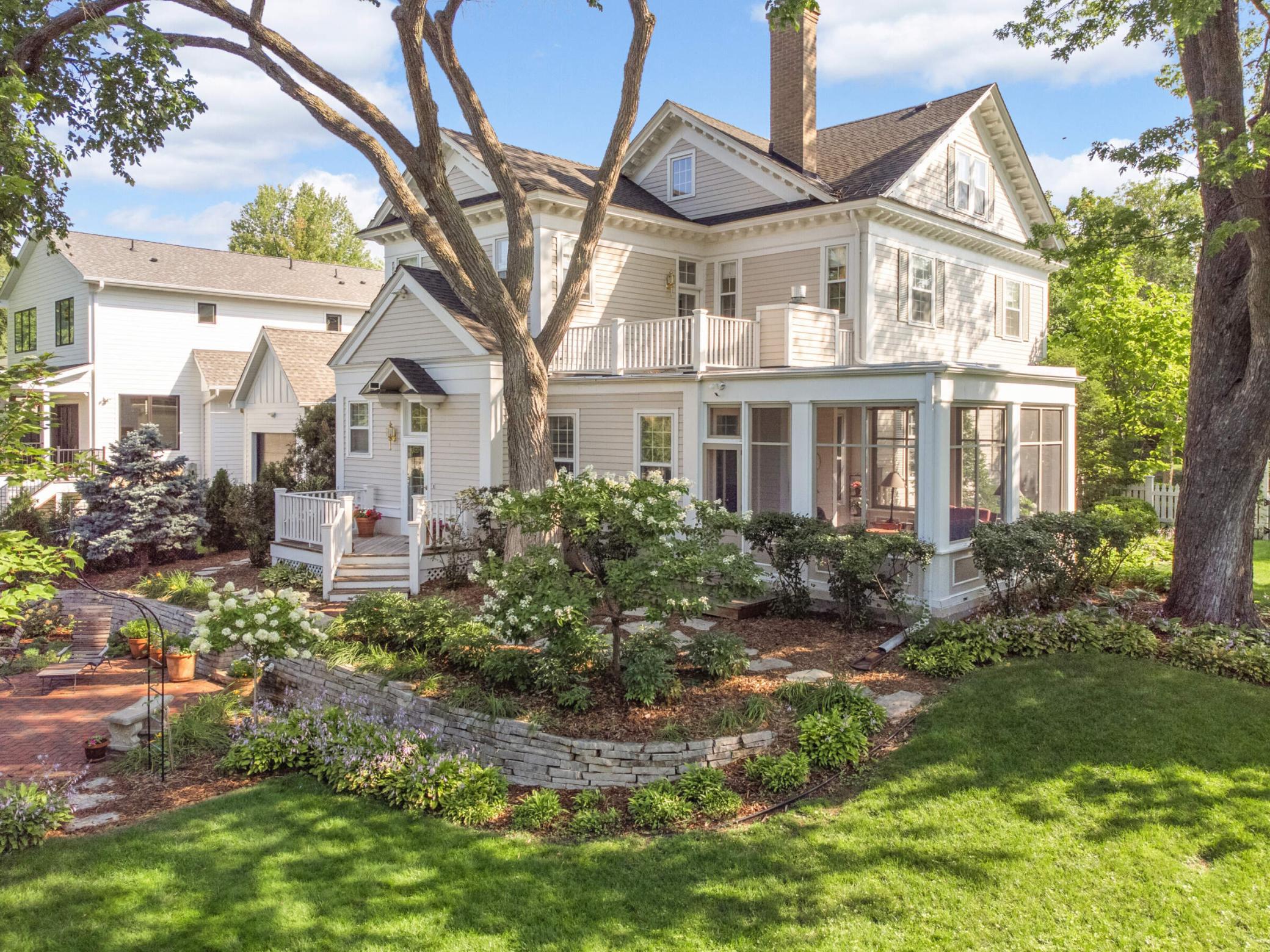 4386 Wooddale Avenue