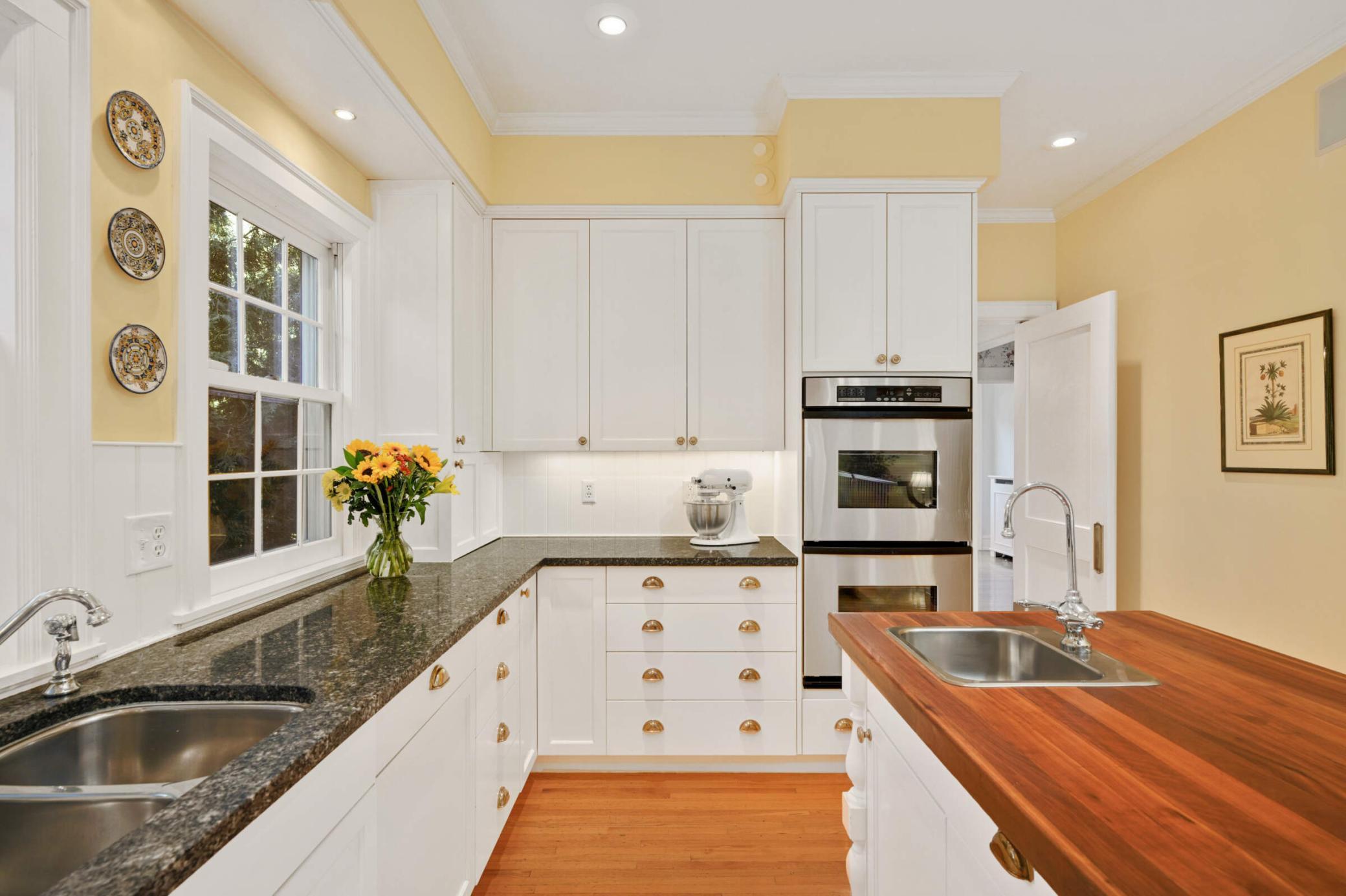 4386 Wooddale Avenue