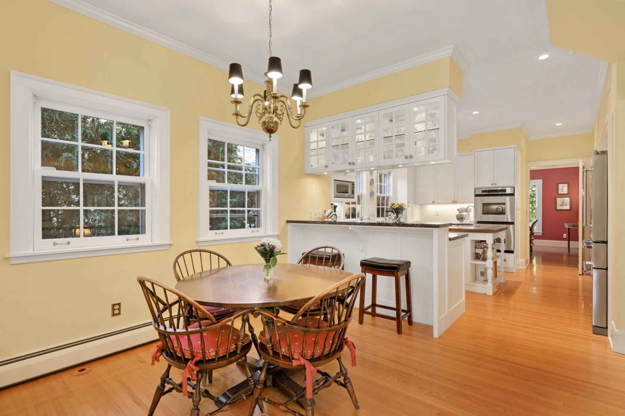 4386 Wooddale Avenue