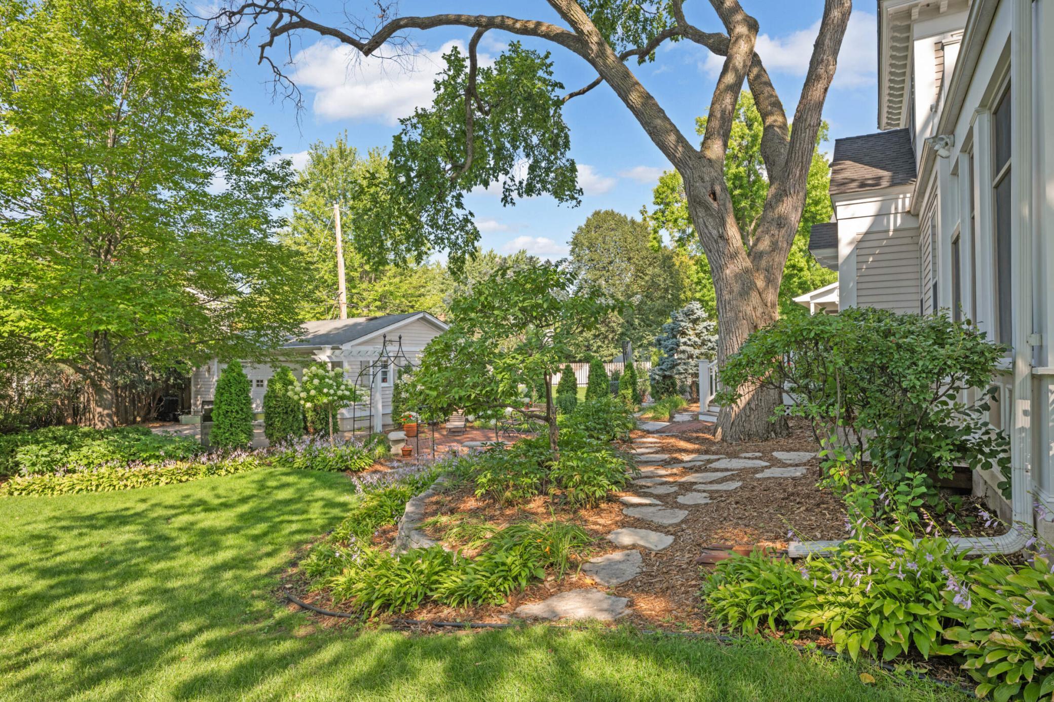 4386 Wooddale Avenue