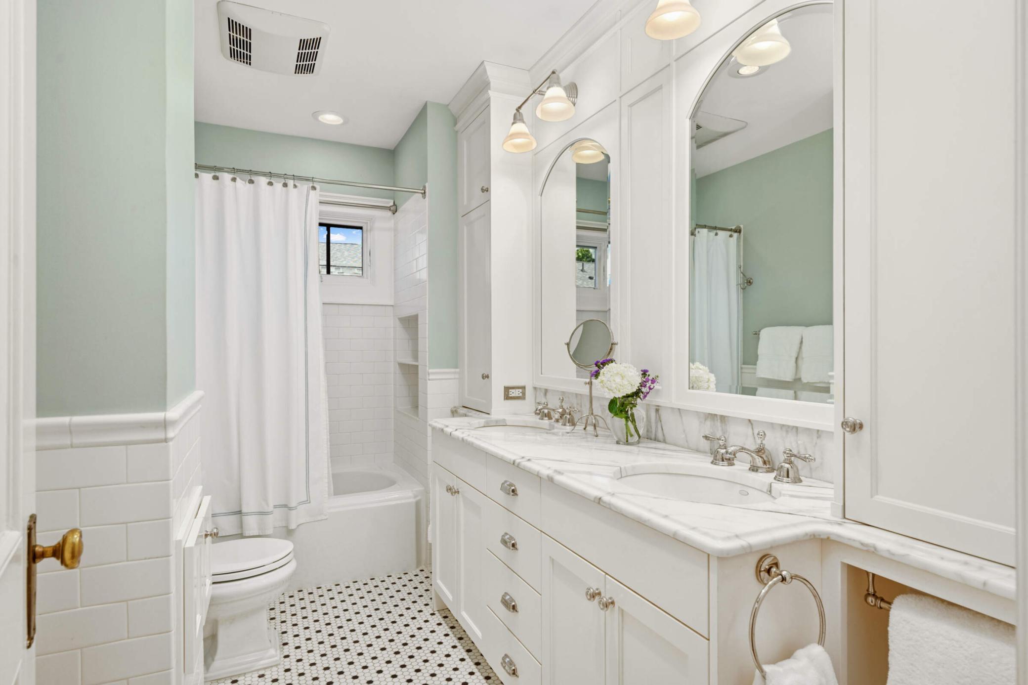 4386 Wooddale Avenue