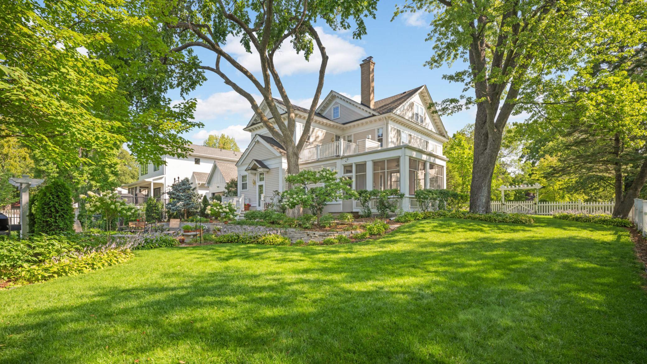 4386 Wooddale Avenue