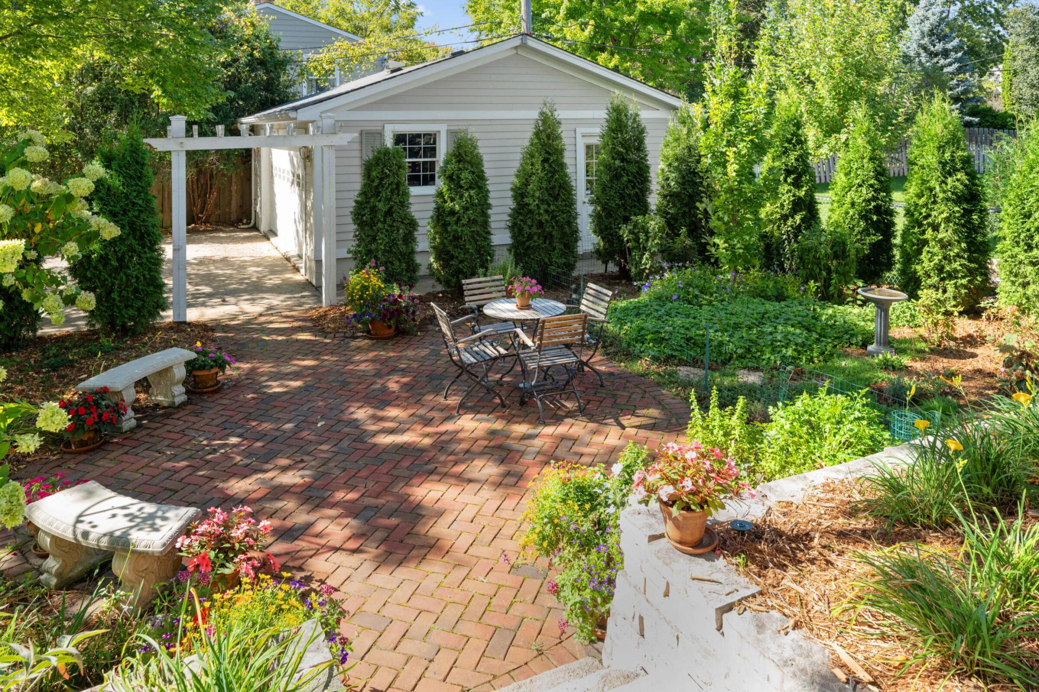 4386 Wooddale Avenue