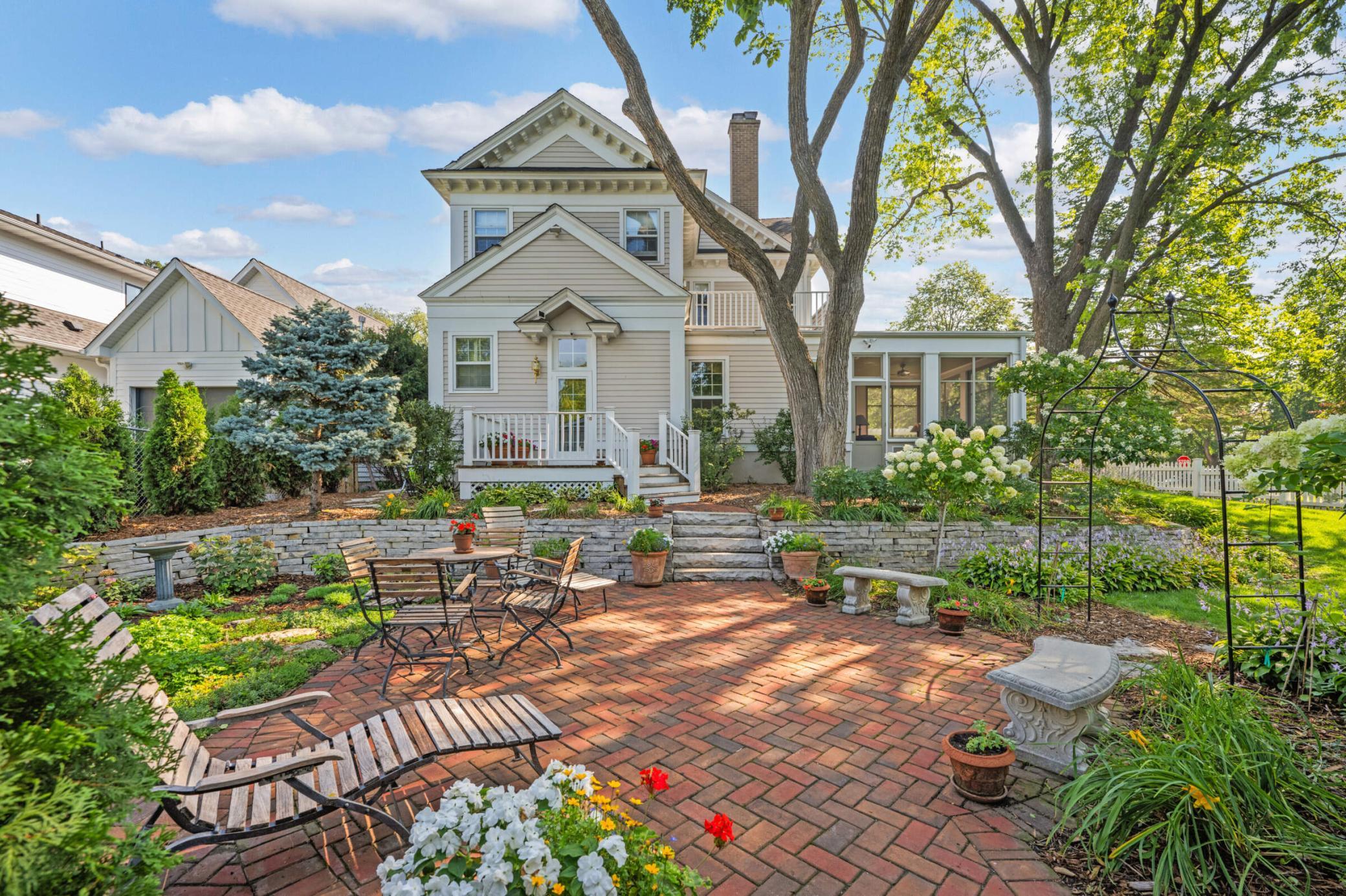 4386 Wooddale Avenue