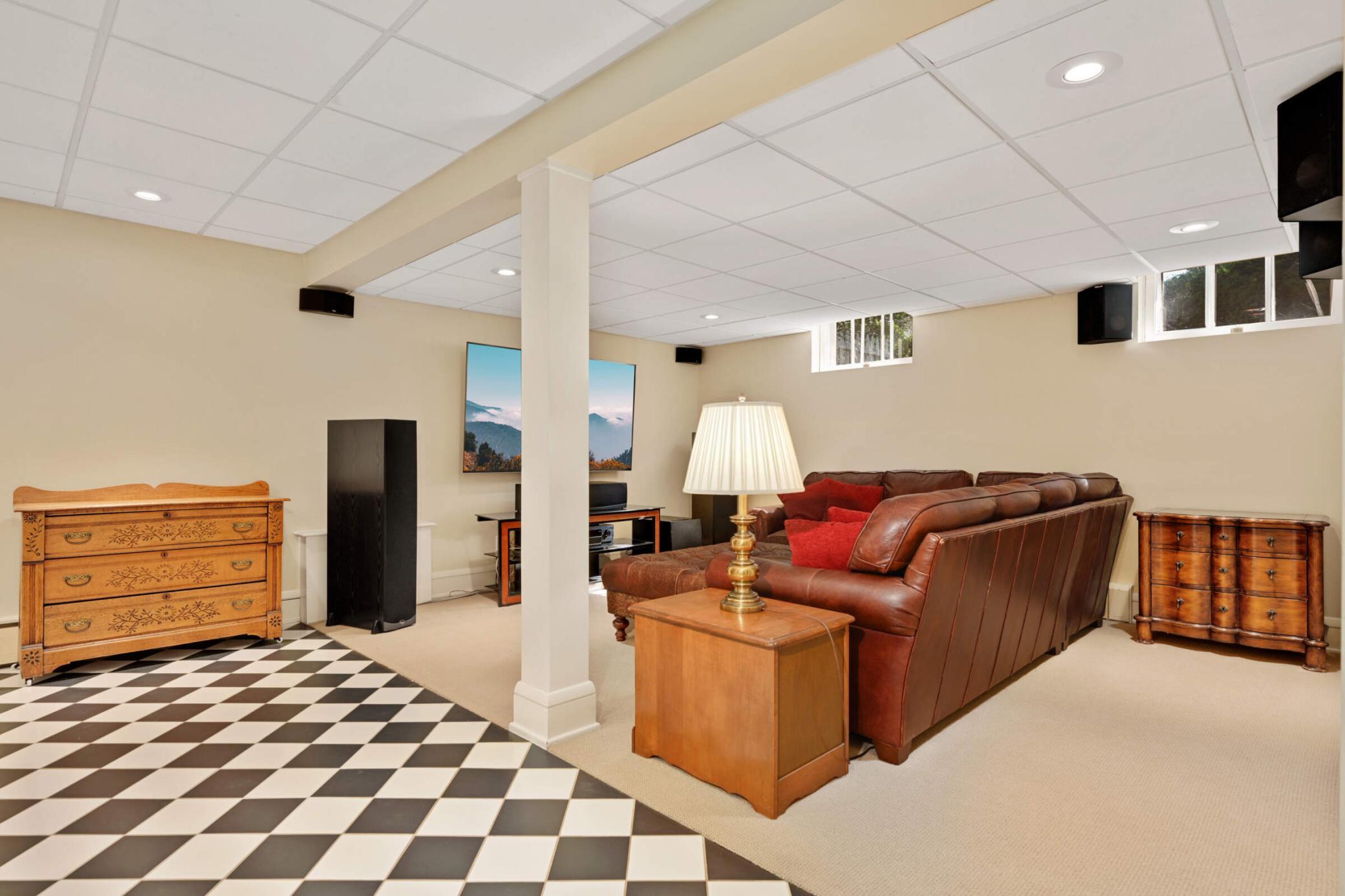 4386 Wooddale Avenue