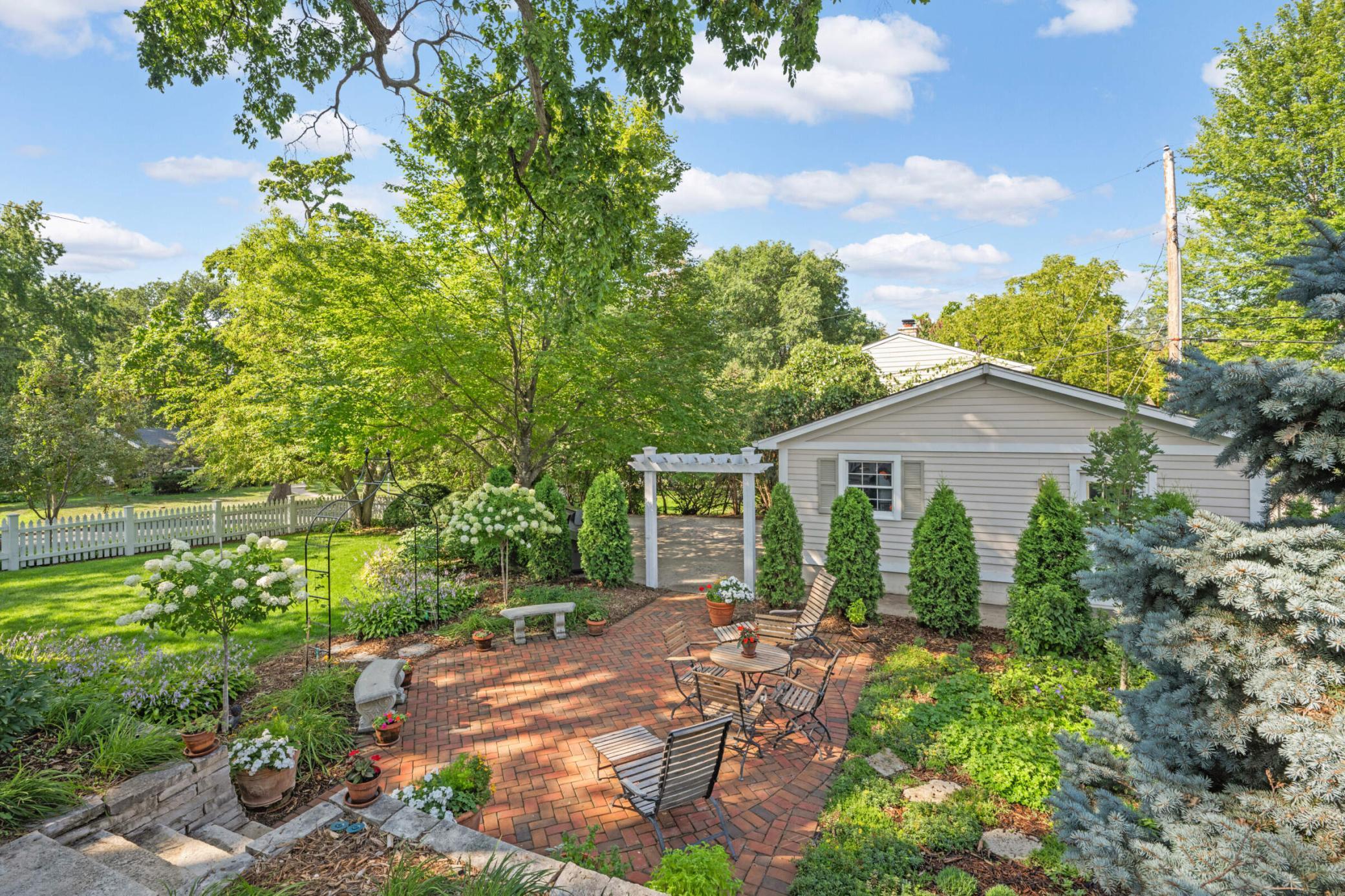 4386 Wooddale Avenue