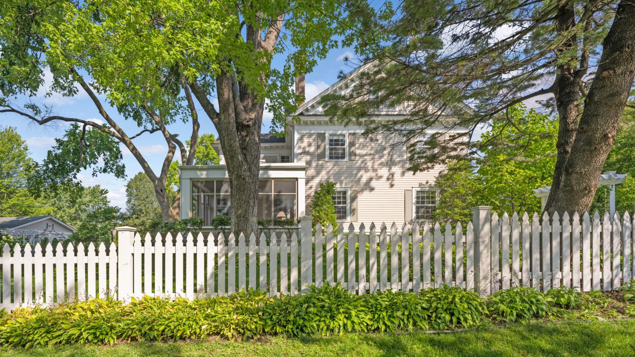 4386 Wooddale Avenue