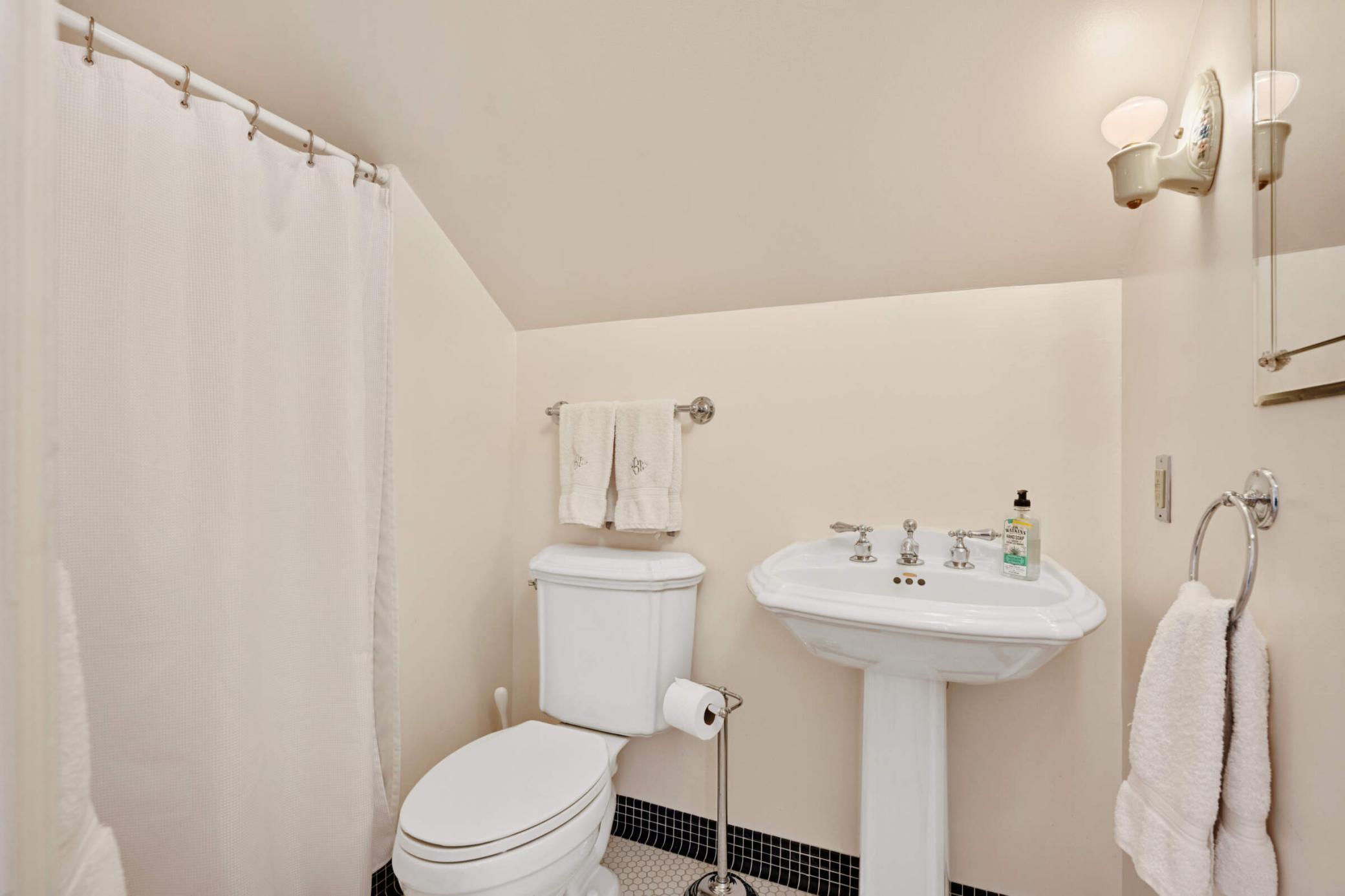 4386 Wooddale Avenue