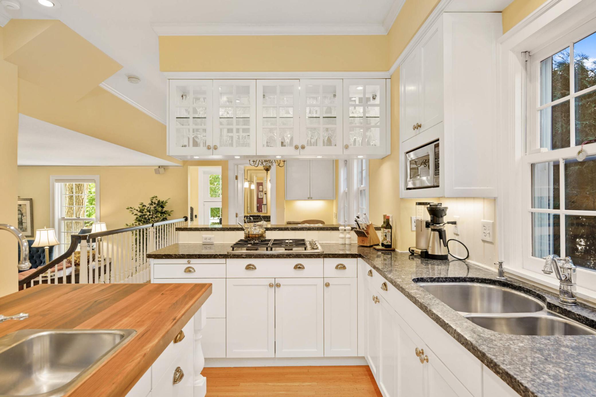 4386 Wooddale Avenue