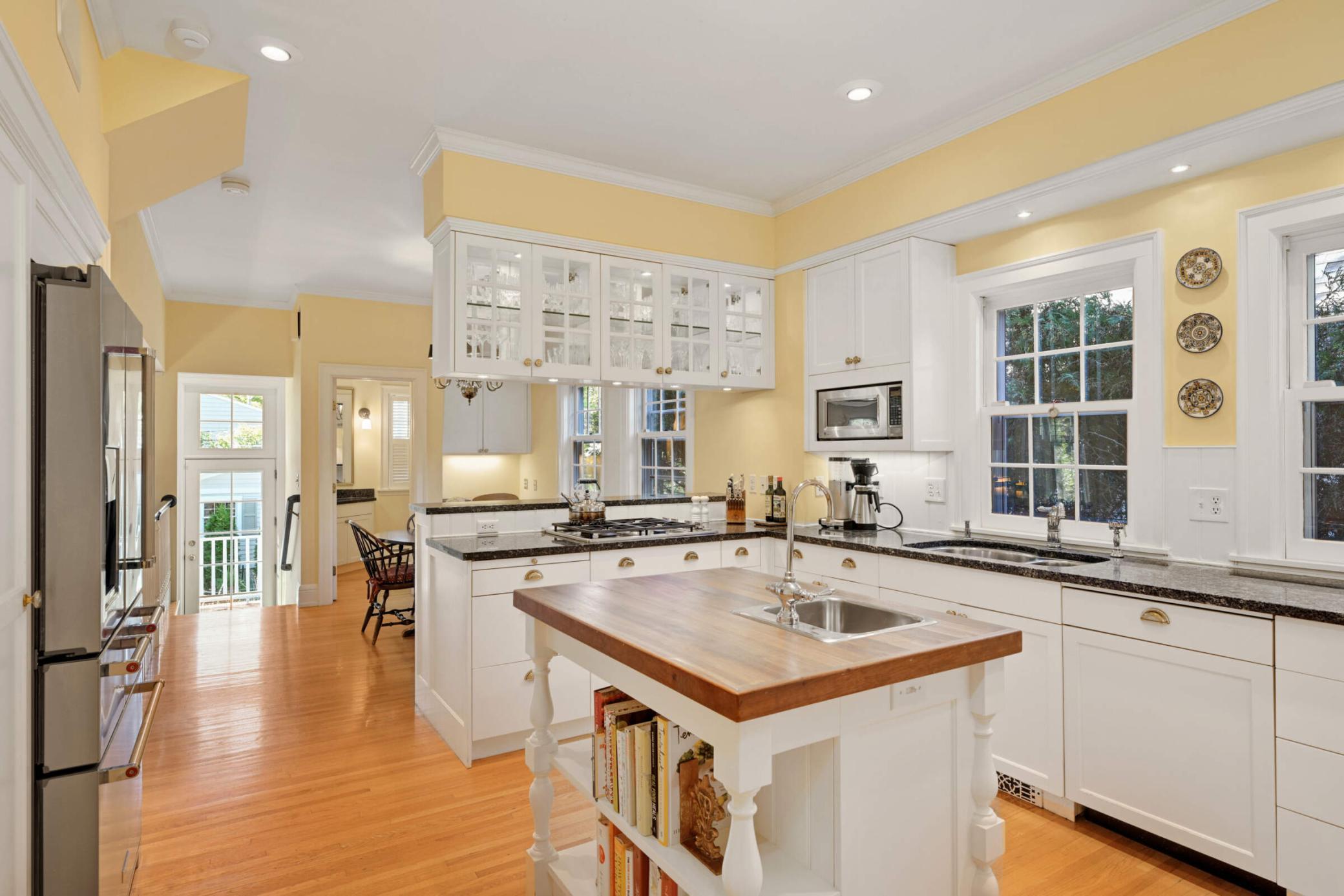 4386 Wooddale Avenue