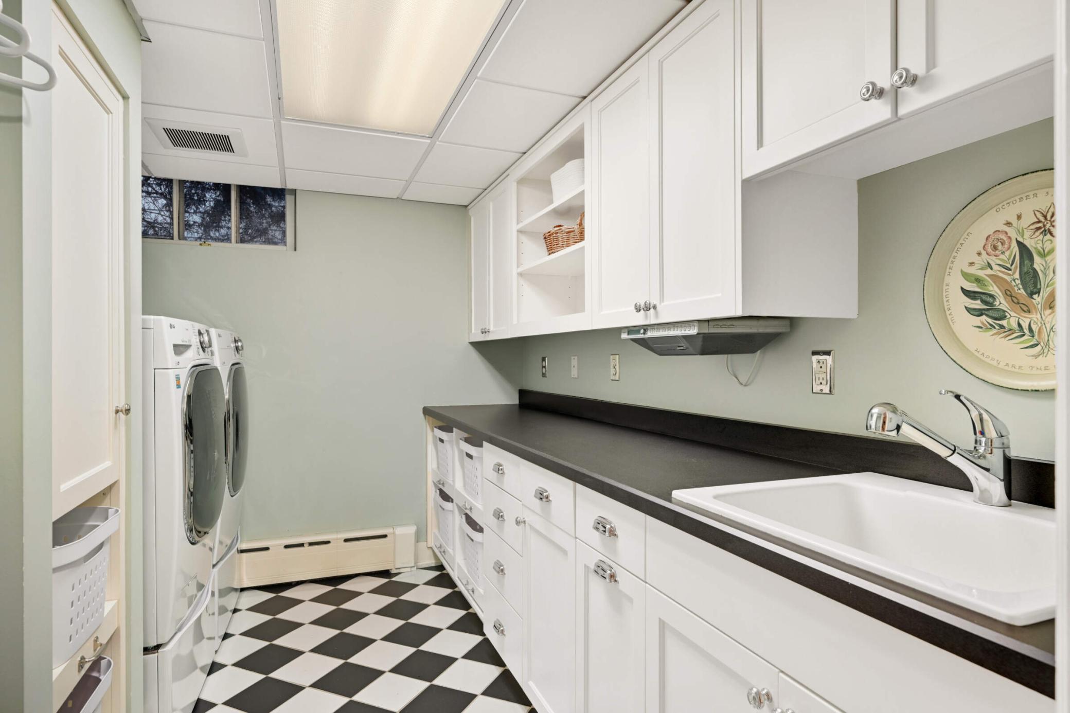 4386 Wooddale Avenue