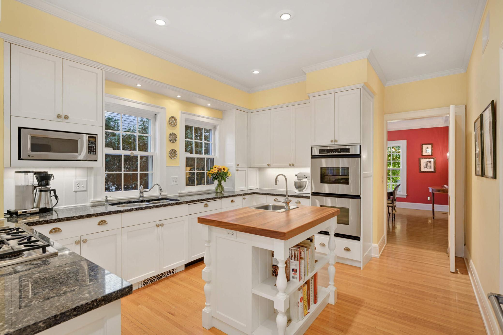 4386 Wooddale Avenue