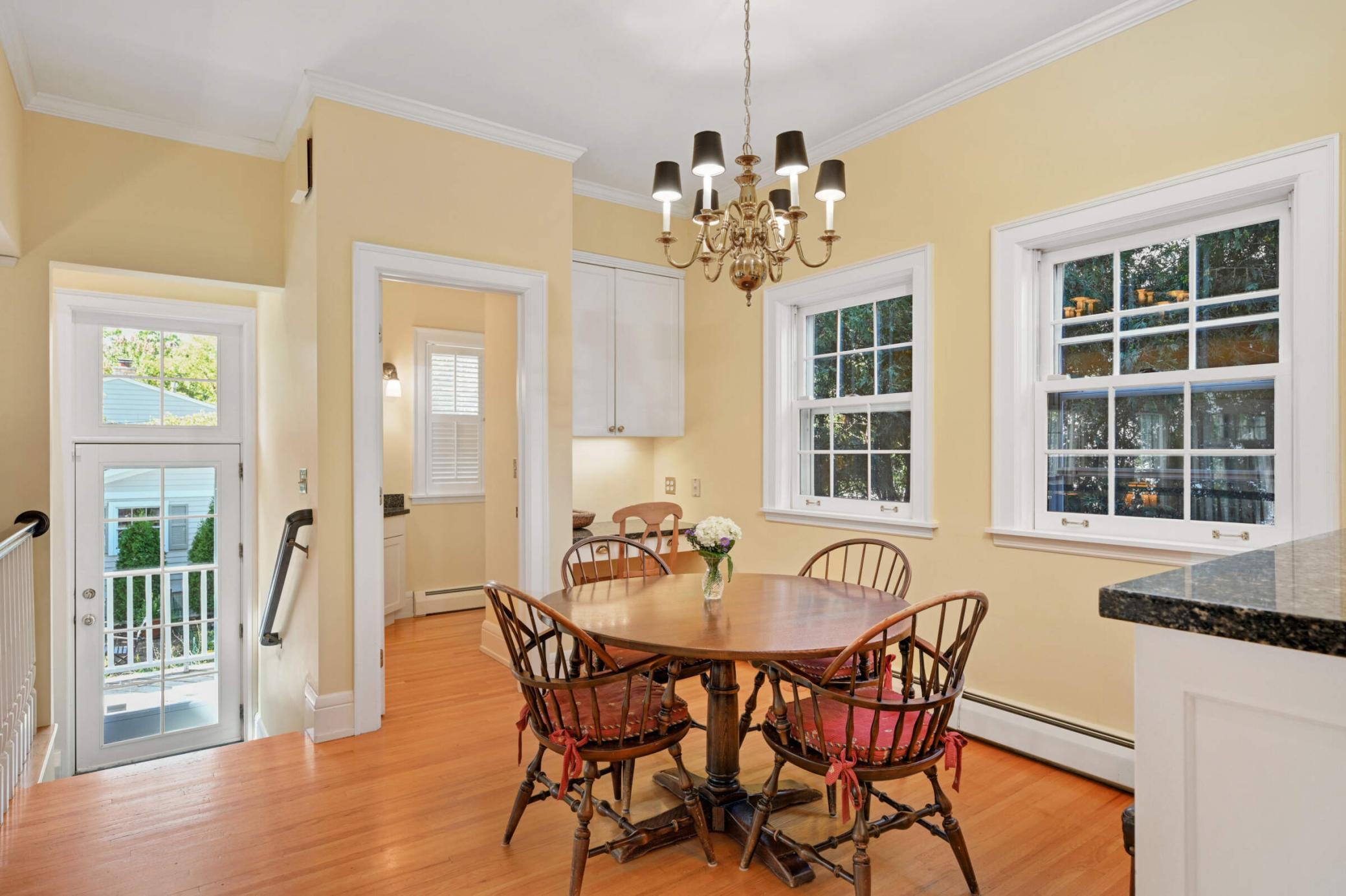 4386 Wooddale Avenue