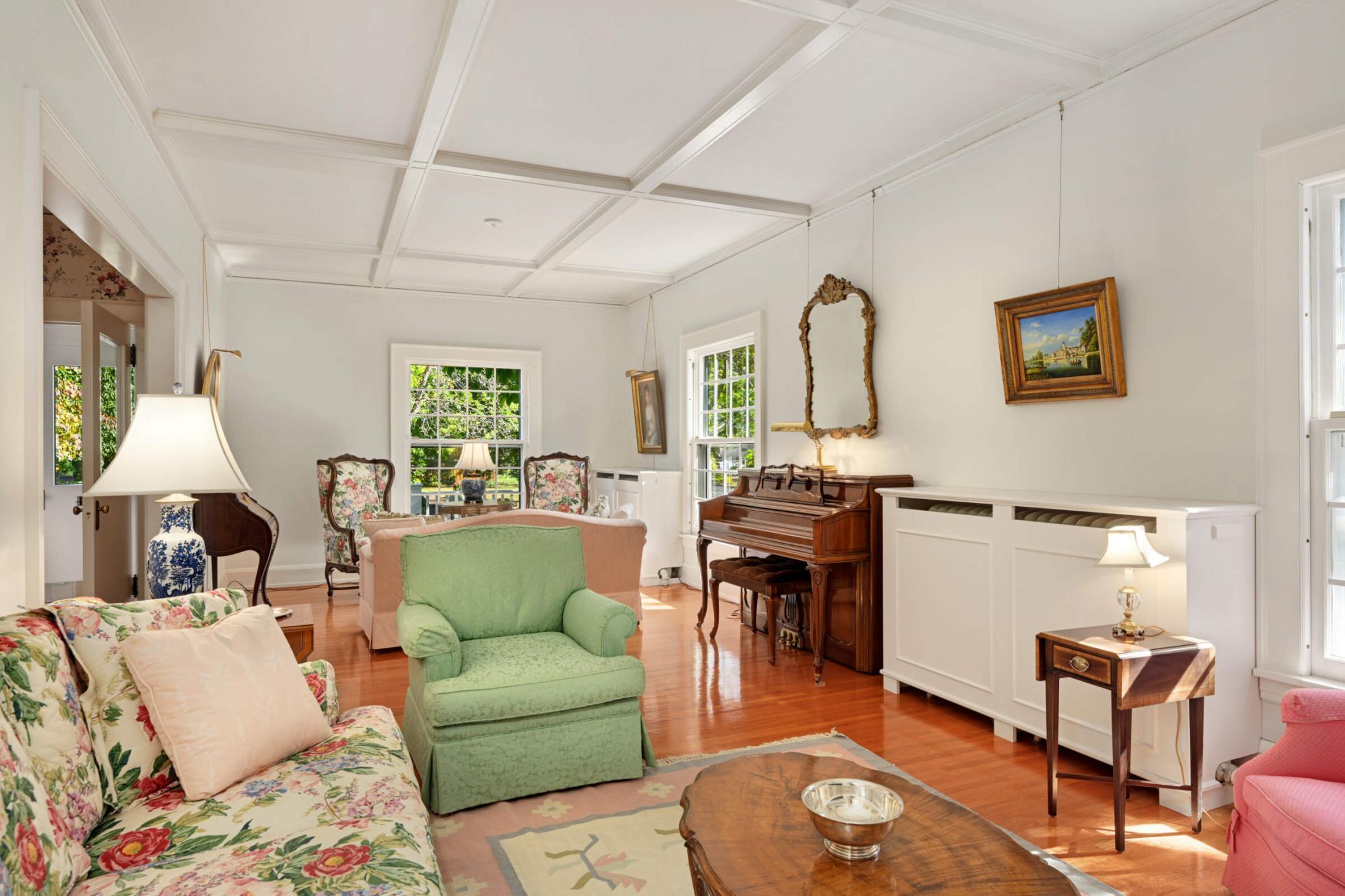 4386 Wooddale Avenue