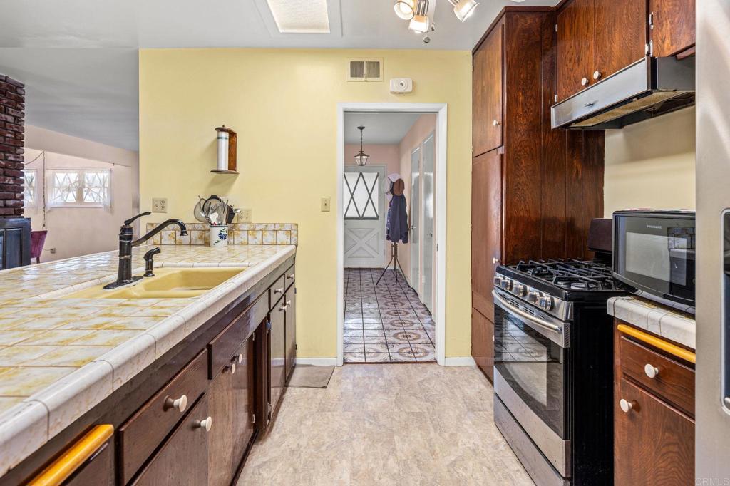 2721 Surrey Lane