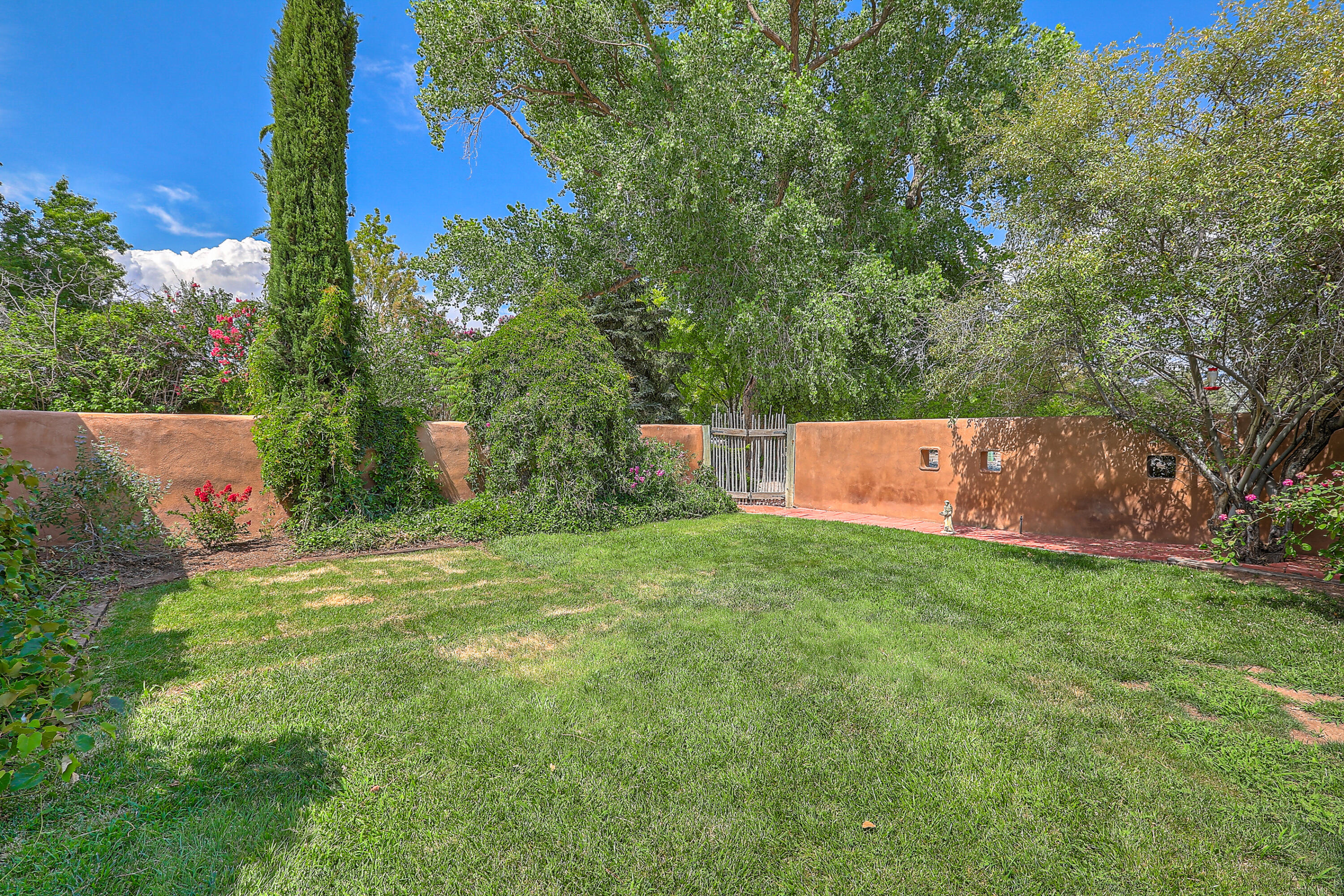 8317 Calle Picaflor NW