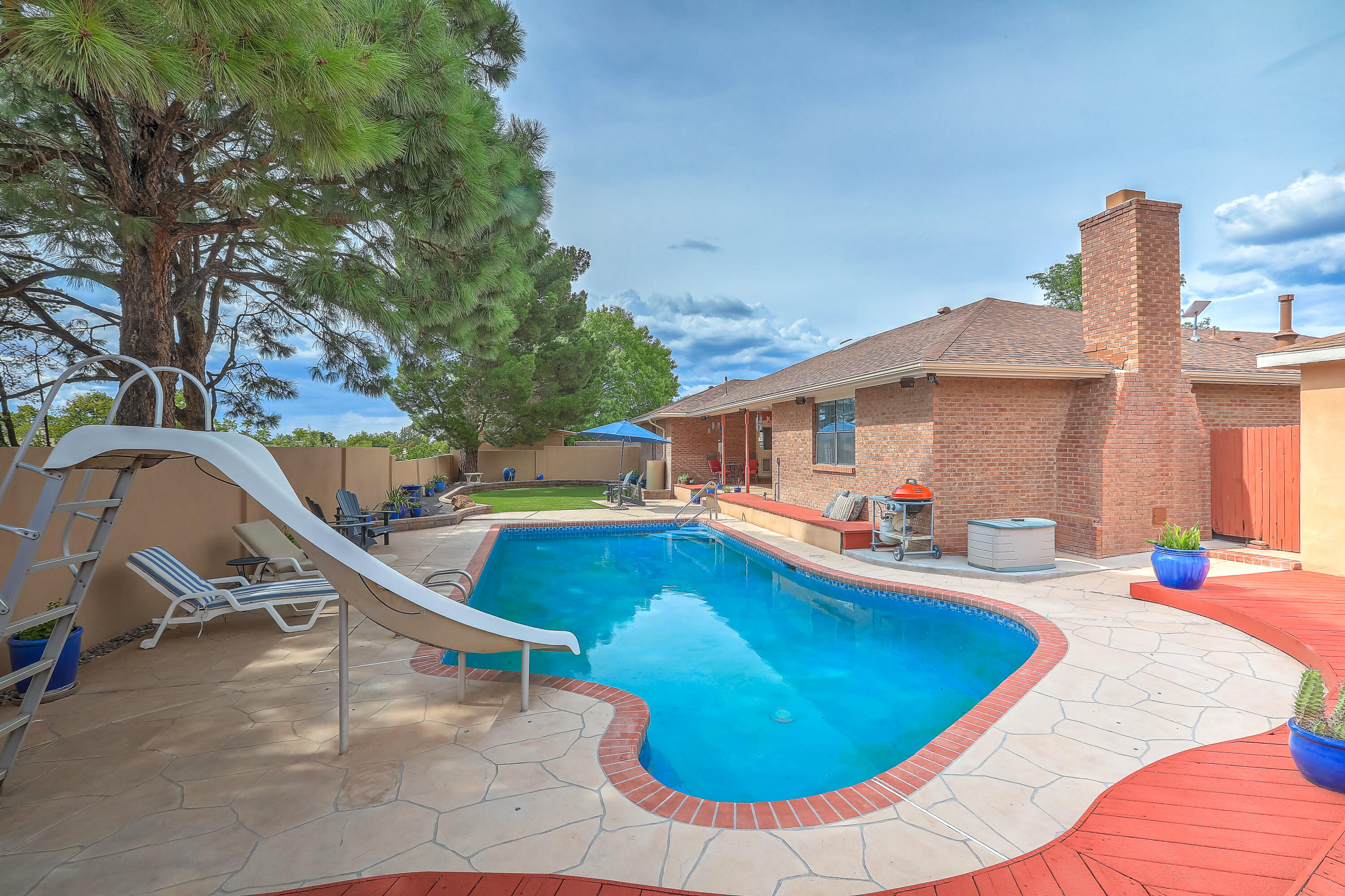 5607 PLANETA Court NE