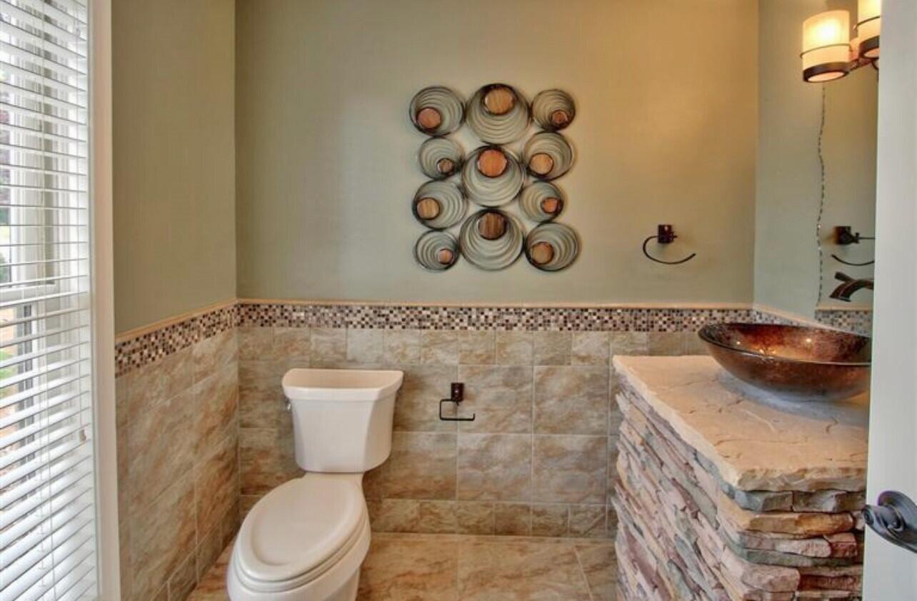 11000 Country Club Drive NE