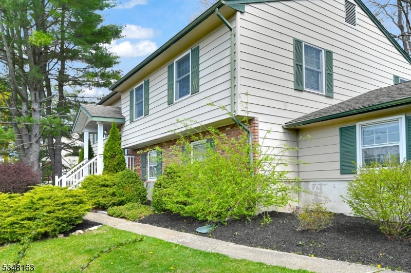 28 Bisset Dr