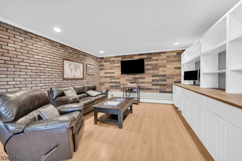 28 Bisset Dr