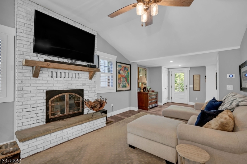 574 Warwick Tpke