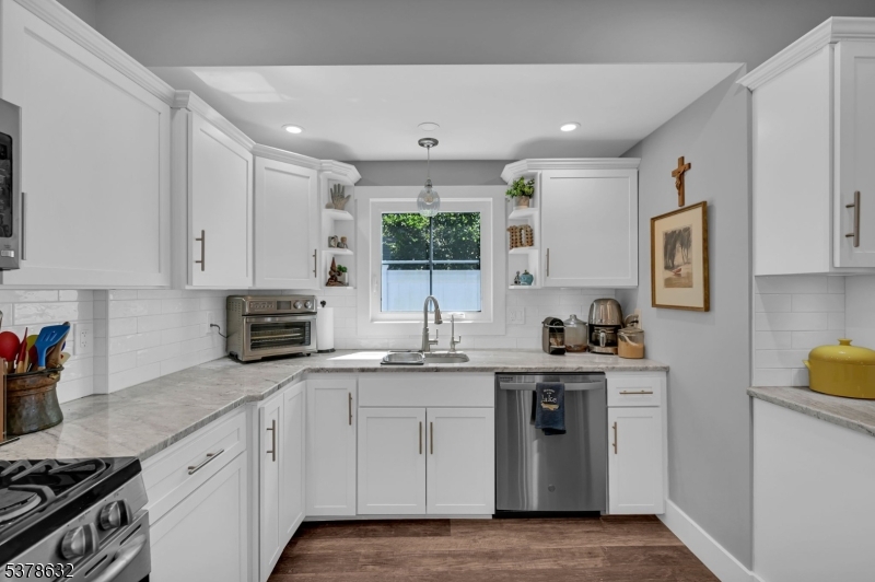 574 Warwick Tpke