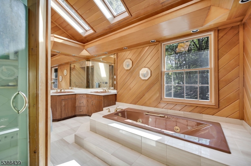16 Pond View Dr