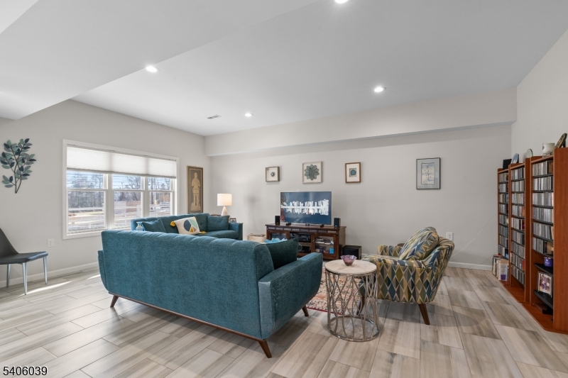 165 Lakeside Rd 8