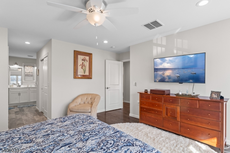 165 Lakeside Rd 8