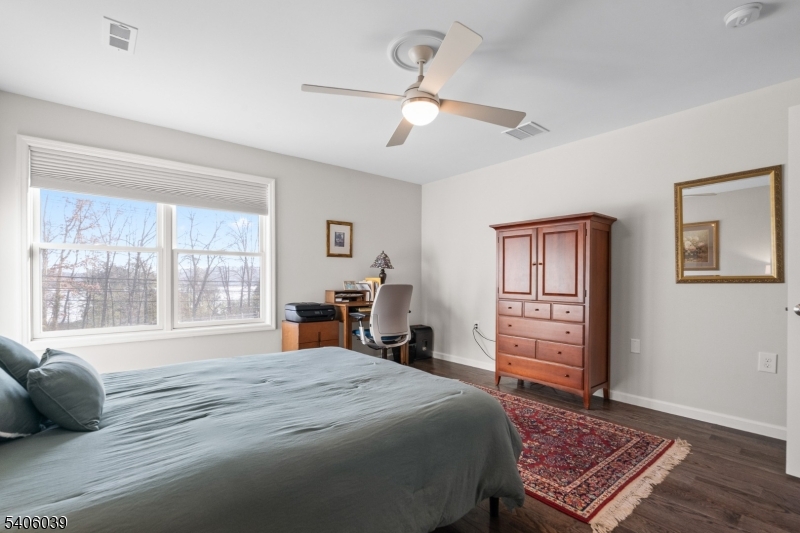 165 Lakeside Rd 8