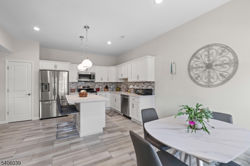 165 Lakeside Rd 8
